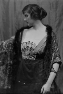 Damrosch, Alice, Miss, portrait photograph, 1913 Dec. 18. Creator: Arnold Genthe