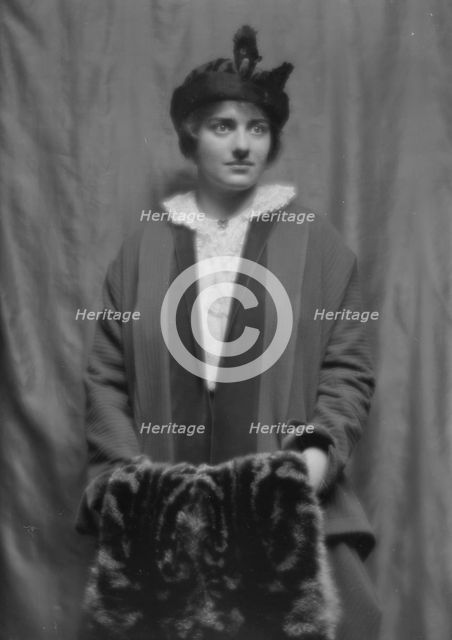 Damrosch, Alice, Miss, portrait photograph, 1913 Dec. 18. Creator: Arnold Genthe.