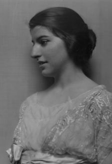 Damrosch, Gretchen, Miss, portrait photograph, 1913. Creator: Arnold Genthe