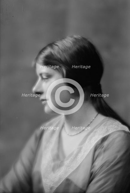 Damrosch, Polly, Miss, portrait photograph, 1914 Mar. 27. Creator: Arnold Genthe.