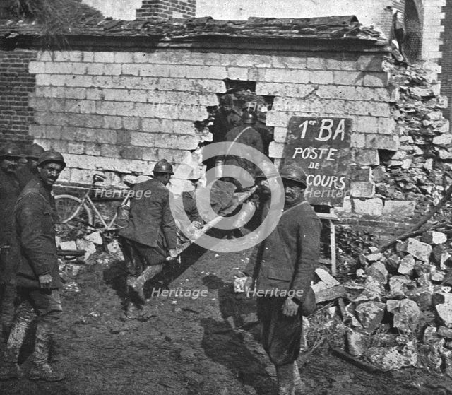 'Dans la bataille; un poste de secours dans la region de Moreuil', 1918. Creator: Unknown.
