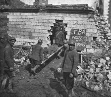 Dans la bataille; un poste de secours dans la region de Moreuil 1918. Creator: Unknown
