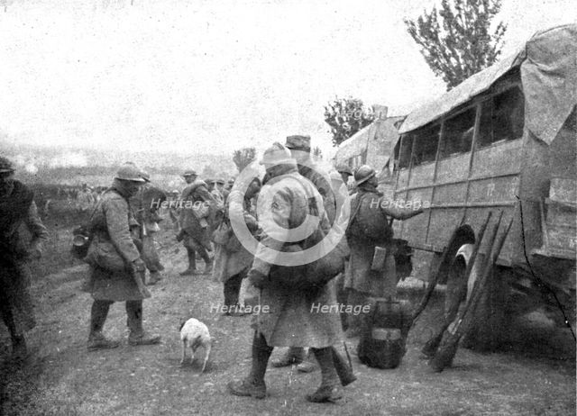'Dans la Bataille; Arrivee de renforts sur le terrain', 1918. Creator: Unknown.
