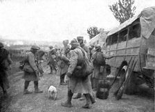 Dans la Bataille; Arrivee de renforts sur le terrain 1918. Creator: Unknown