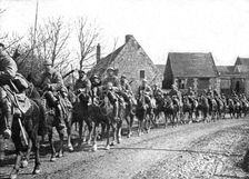 Dans la Bataille; Dragons montant en ligne pour renforcer des fantassins 1918. Creator: Unknown