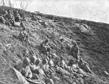Dans la Bataille; Entre deux engagements, des elements d'infanterie reprennent haleine..., 1918. Creator: Unknown