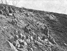 Dans la Bataille; Entre deux engagements, des elements d'infanterie reprennent haleine..., 1918. Creator: Unknown