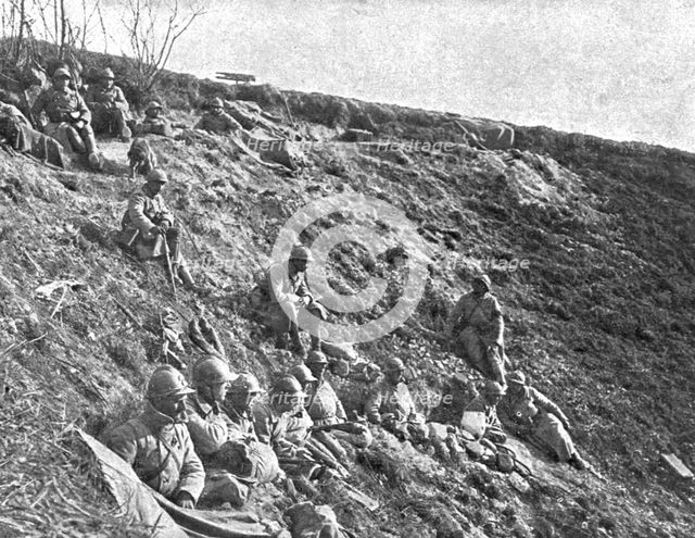 'Dans la Bataille; Entre deux engagements, des elements d'infanterie reprennent haleine..., 1918. Creator: Unknown.