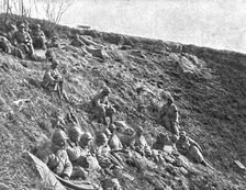 Dans la Bataille; Entre deux engagements, des elements d'infanterie reprennent haleine..., 1918. Creator: Unknown