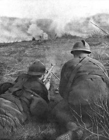 Dans la bataille; fusiliers mitrailleurs a la lisiere du bois de Hangard, le 28 avril 1918 1918. Creator: Unknown