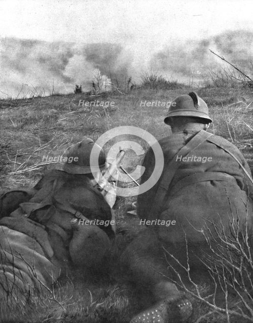 'Dans la bataille; fusiliers mitrailleurs a la lisiere du bois de Hangard, le 28 avril 1918', 1918. Creator: Unknown.