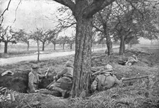Dans la Bataille; Fusiliers mitrailleurs au bord d'une route, sous des pommiers 1918. Creator: Unknown