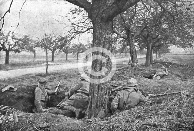 'Dans la Bataille; Fusiliers mitrailleurs au bord d'une route, sous des pommiers', 1918. Creator: Unknown.