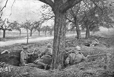 Dans la Bataille; Fusiliers mitrailleurs au bord d'une route, sous des pommiers 1918. Creator: Unknown