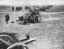 Dans la Bataille; L'artillerie de campagne britannique en action: pendant les penibles..., 1918. Creator: Unknown