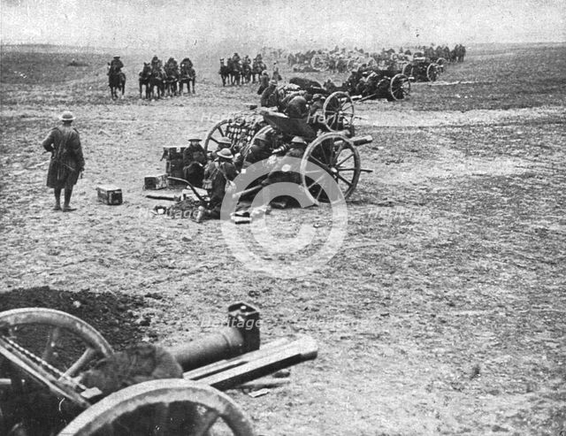 'Dans la Bataille; L'artillerie de campagne britannique en action: pendant les penibles..., 1918. Creator: Unknown.