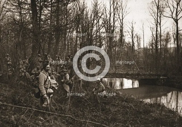 'Dans la Bataille; La protection de la voie ferree Amiens-Paris: un section d'infanterie..., 1918. Creator: Unknown.