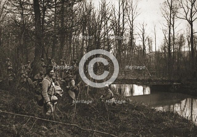 'Dans la Bataille; La protection de la voie ferree Amiens-Paris: un section d'infanterie..., 1918. Creator: Unknown.