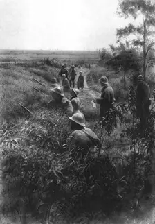 Dans la Bataille; Ligne de resistance formee dans un chemin creux, au Nord de la foret... 1918. Creator: Unknown