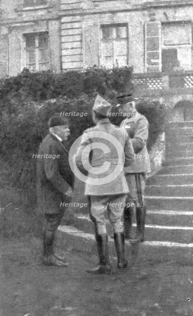 'Dans la Bataille; M. Clemenceau, au Q. G. de la 1st armee, s'entretient avec les generaux..., 1918. Creator: Unknown.