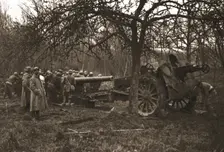 Dans la Bataille; Mise en batterie d'un 155 Schneider 1918. Creator: Unknown
