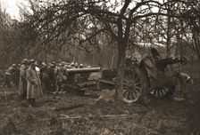 Dans la Bataille; Mise en batterie d'un 155 Schneider 1918. Creator: Unknown