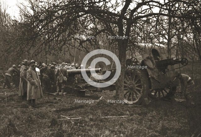 'Dans la Bataille; Mise en batterie d'un 155 Schneider', 1918. Creator: Unknown.