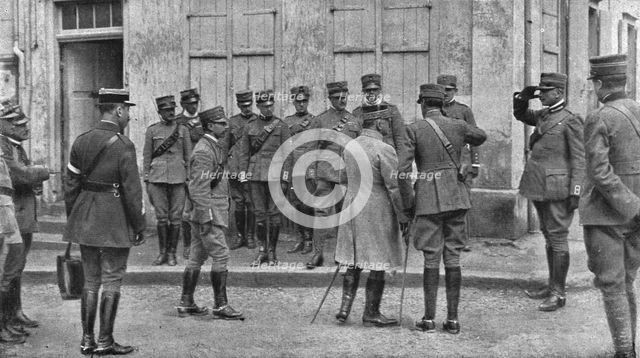 'Dans la bataille; presentation au general Franchet d'Esperey de l'etat-major du corps..., 1918. Creator: Unknown.