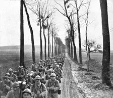 Dans la Bataille; Regiment d'infanterie montant au feu 1918. Creator: Unknown