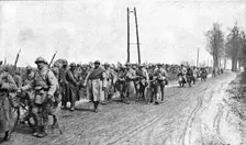 Dans la Bataille; Regiment d'infanterie revenant du feu 1918. Creator: Unknown
