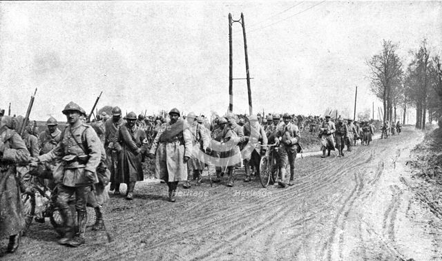 'Dans la Bataille; Regiment d'infanterie revenant du feu', 1918. Creator: Unknown.