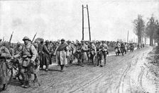 Dans la Bataille; Regiment d'infanterie revenant du feu 1918. Creator: Unknown