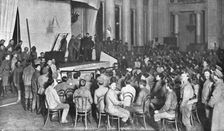 Dans la Russie des Bolcheviks; les contrastes d'un pays en pleine anarchie militaire et..., 1918. Creator: Unknown