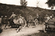 Dans le bataille; une batterie d'artillerie se replie pour aller prendre position en arriere 1918 Creator: Unknown