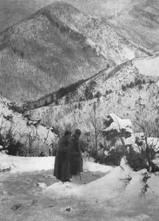 Dans le sentier de l'exil; Soutenu par son aide de camp, le roi Pierre de Serbie traverse..., 1916. Creator: R. Marianovitch