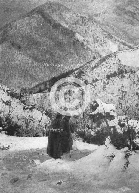 'Dans le sentier de l'exil; Soutenu par son aide de camp, le roi Pierre de Serbie traverse..., 1916. Creator: R. Marianovitch.