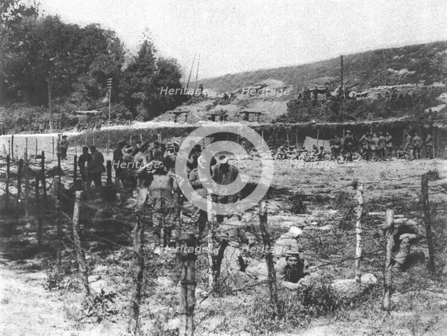 ''Dans le secteur de l'offensive Britannique, au Nord de la Somme; Les premiers prisonniers', 1916. Creator: Unknown.