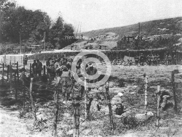 ''Dans le secteur de l'offensive Britannique, au Nord de la Somme; Les premiers prisonniers', 1916. Creator: Unknown.