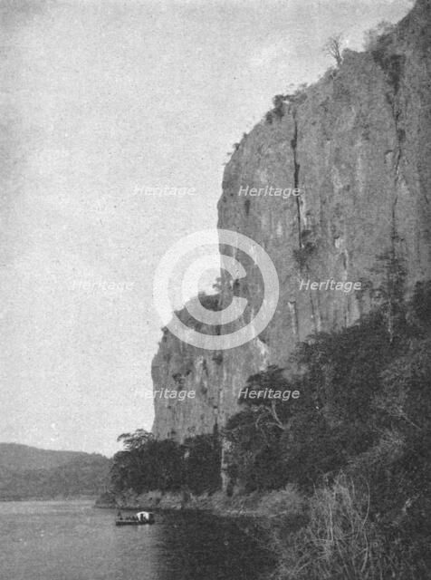 ''Dans les gorges de Lupata; Afrique Australe', 1914. Creator: Unknown.