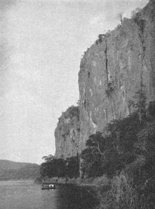 'Dans les gorges de Lupata; Afrique Australe 1914. Creator: Unknown