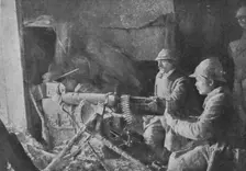 Dans les forts reconquis de Douaumont et de Vaux; une des mitrailleuses allemandes..., 1916. Creator: Unknown