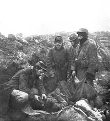 Dans les Hauts-de-Meuse; des sapeurs viennent de rejoindre et de sauver un blesse 1915. Creator: Unknown