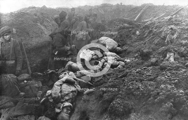 'Dans les Hauts-de-Meuse; une heure apres l'assaut: une tranchee allemande enlevee', 1915. Creator: Unknown.