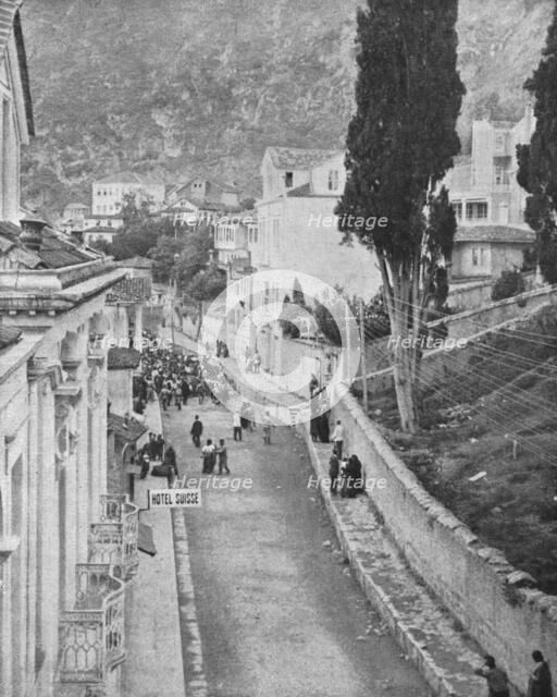 ''Dans les rues de Trebizonde; La chasse aux Armeniens avant l'entrée des Russes', 1916 (1924) Creator: Unknown.