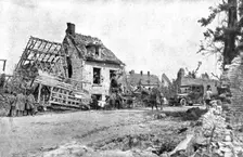 Dans Montdidier libere; dejeuner de campagne, a l'entre de Montdidier, de M. Clemenceau..., 1918. Creator: Unknown