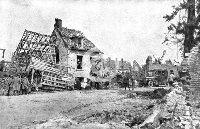 'Dans Montdidier libere; dejeuner de campagne, a l'entre de Montdidier, de M. Clemenceau..., 1918. Creator: Unknown.