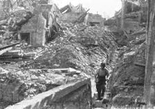 Dans Neuville-Saint-Vaast; Nous avions penetre, le 9 mai, dans Neuville 1915. Creator: Unknown