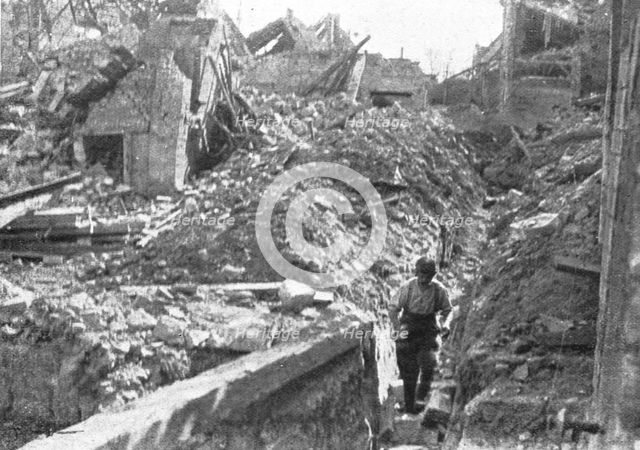 'Dans Neuville-Saint-Vaast; Nous avions penetre, le 9 mai, dans Neuville', 1915. Creator: Unknown.