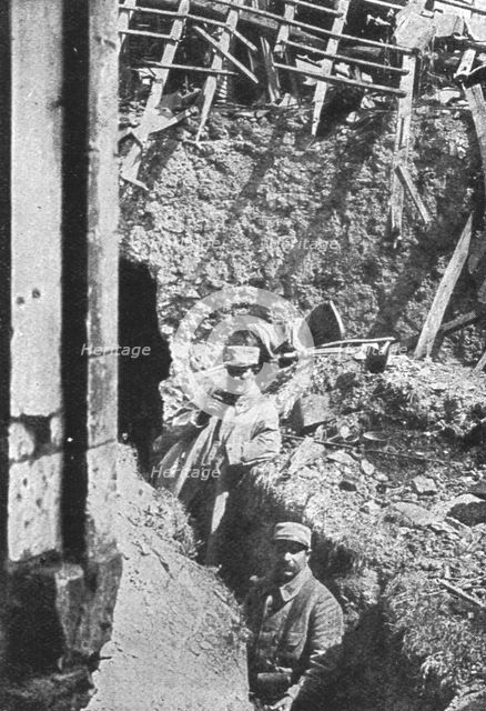 'Dans Neuville-Saint-Vaast; Nous avions penetre, le 9 mai, dans Neuville', 1915. Creator: Unknown.