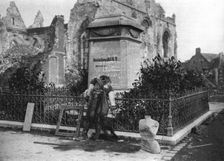 Dans Peronne Saccagee: La profanation du monument de Catherine de Poix, dite Marie Foure: la statue Creator: Unknown
